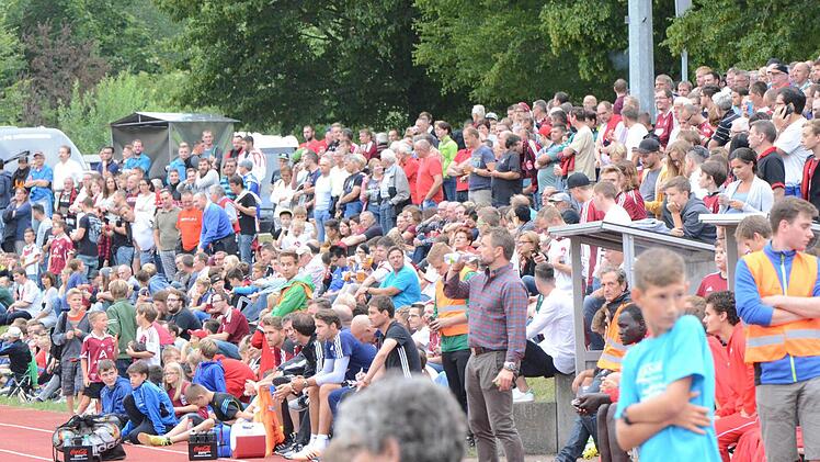Impressionen vom Spiel des 1. FC Nürnberg (weiße Trikots) gegen die Würzburger Kickers (2:2). Foto: Jürgen Schmitt