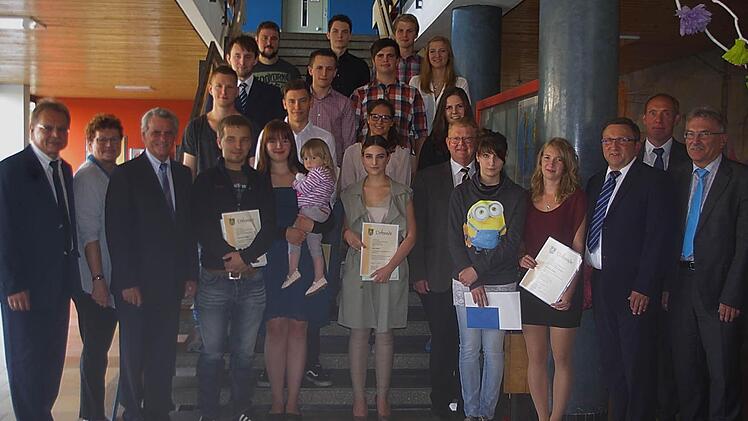 Das berufliche Schulzentrum Kronach zeichnete seine besten Schüler aus. Das Bild zeigt die Preisträger mit den Ehrengästen.   Fotos: Heike Schülein