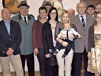 Zu seinem 85. Geburtstag konnte Alfred Brandmeier (6. v. re.) die Glückwünsche seines Sohnes Dieter (3. v. re.), seiner Tochter Andrea Janson (3. v. li.), weiterer Familienangehöriger und des Schützenmeisters Erwin Kalb (2. v. li.) entgegennehmen.  Foto: Alfred Thieret