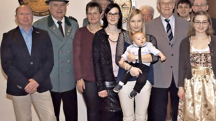 Zu seinem 85. Geburtstag konnte Alfred Brandmeier (6. v. re.) die Glückwünsche seines Sohnes Dieter (3. v. re.), seiner Tochter Andrea Janson (3. v. li.), weiterer Familienangehöriger und des Schützenmeisters Erwin Kalb (2. v. li.) entgegennehmen.  Foto: Alfred Thieret