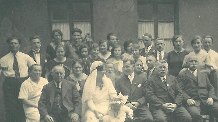 Dorothea und Hans Laumer feierten 1934 im Hof der Gaststätte Großkopf ihre Hochzeit.  Foto: pr