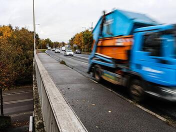 Nach 45 Jahren in die Jahre gekommen: Brücke über die Kronacher Straße  Foto: Matthaus Hoch