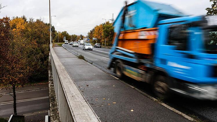 Nach 45 Jahren in die Jahre gekommen: Brücke über die Kronacher Straße  Foto: Matthaus Hoch
