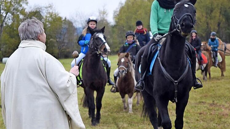 Sei über 20 Jahren Brauch in Neustadt: Martina Braun segnet nach dem Leonhardiritt die Pferde. Foto: Daniela Pondelicek