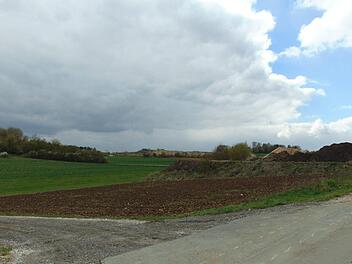 Die Nordumgehung soll hier an der Straße zum Gewerbegebiet beginnen.  Foto: Petra Malbrich