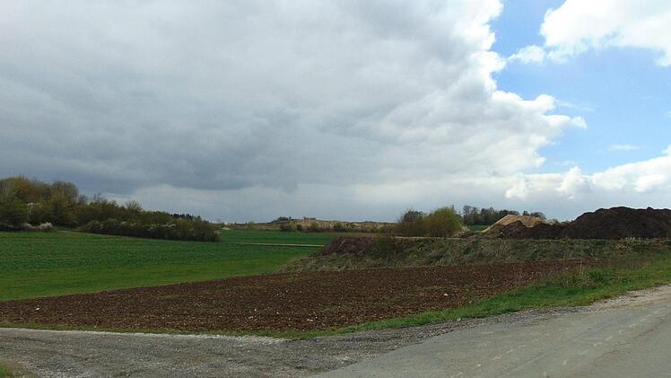 Die Nordumgehung soll hier an der Straße zum Gewerbegebiet beginnen.  Foto: Petra Malbrich
