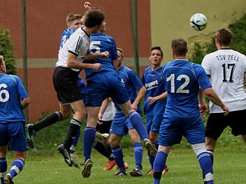 In ihrem Strafraum standen die Lußberger gut, so wie hier gab es für den TSV Zell kein Durchkommen. Christian Will (Nummer 6), Kevin Kaffer (Nummer 5), Oliver Diehm und Sebastian Knoblach (Nummer 12) klären vor dem Zeller Thomas Zehe (Nummer 17).