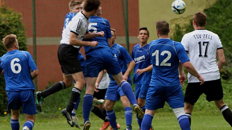 In ihrem Strafraum standen die Lußberger gut, so wie hier gab es für den TSV Zell kein Durchkommen. Christian Will (Nummer 6), Kevin Kaffer (Nummer 5), Oliver Diehm und Sebastian Knoblach (Nummer 12) klären vor dem Zeller Thomas Zehe (Nummer 17).