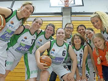 Mit Erfahrung und Jugendlichkeit zur oberfr&auml;nkischen Meisterschaft, v.&nbsp;l.: Silvia Rosiwal, Birgit Hidalgo Gil, Anna Sch&uuml;pferling, Laura Ennes, Birgit Kr&ouml;ner, Renate Vogler, Kerstin H&ouml;gen, Claudia Kulla, Gl&uuml;cksbringer Linda und Katja Rosiwal. Auf dem Bild fehlen Johanna Beck, Mara Hebeis und Annika Zimmermann. Foto: privat