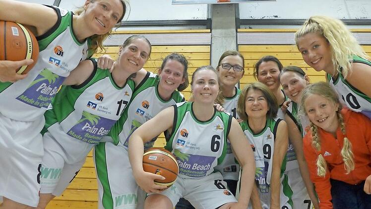 Mit Erfahrung und Jugendlichkeit zur oberfr&auml;nkischen Meisterschaft, v.&nbsp;l.: Silvia Rosiwal, Birgit Hidalgo Gil, Anna Sch&uuml;pferling, Laura Ennes, Birgit Kr&ouml;ner, Renate Vogler, Kerstin H&ouml;gen, Claudia Kulla, Gl&uuml;cksbringer Linda und Katja Rosiwal. Auf dem Bild fehlen Johanna Beck, Mara Hebeis und Annika Zimmermann. Foto: privat