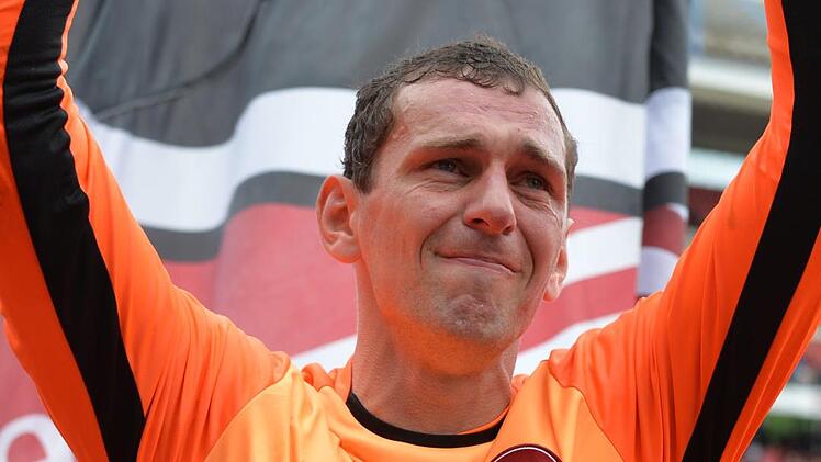 Emotionaler Abschied: Im Mai 2017 beendete Raphael Schäfer seine aktive Karriere und wurde Torwart-Koordinator beim 1. FC Nürnberg. Das bleibt er nur noch bis Ende Februar. Foto: