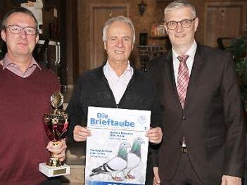 Die beiden erfolgreichen Taubenzüchter Günter Winkler und Erwin Ismaier (links) mit Zweitem Bürgermeister Bernd Ruppert Foto: erl