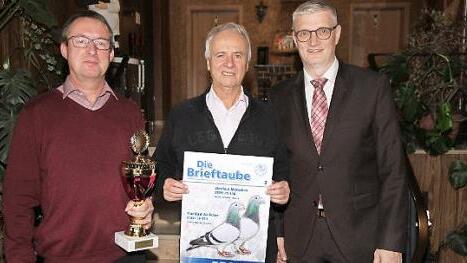 Die beiden erfolgreichen Taubenzüchter Günter Winkler und Erwin Ismaier (links) mit Zweitem Bürgermeister Bernd Ruppert Foto: erl
