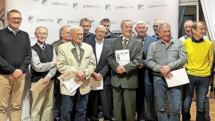 Der TSV Röttenbach ehrte zehn Mitglieder, die schon zwischen 50 und 75 Jahre lang dem Verein die Treue halten.