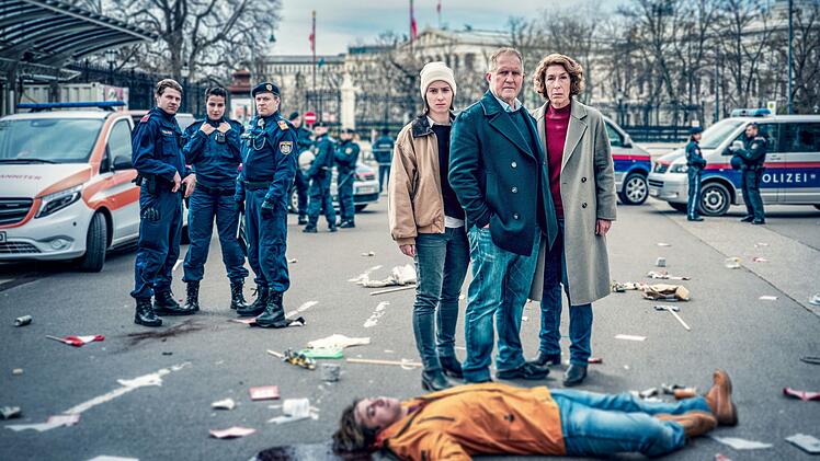 In Wien herrscht Straßenkampf, ein Demonstrant ist ums Leben gekommen. Es ermitteln im "Tatort: Wir sind nicht zu fassen" (von links): Christina Scherrer als Meret Schande, Harald Krassnitzer als Moritz Eisner und Adele Neuhauser als Bibi Fellner.