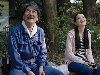 "Perfect Days" erz&auml;hlt von Toilettenreiniger Hirayama (K&ocirc;ji Yakusho), der seine Nichte Niko (Arisa Nakano) wiedertrifft.