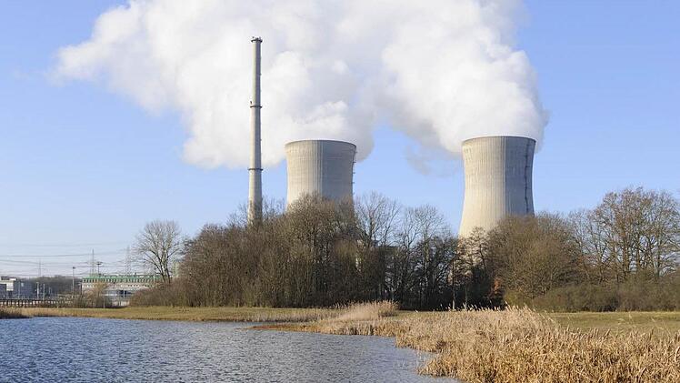 Die Dampfwolken über den Kühltürmen des Kernkraftwerks in Grafenrheinfeld sind nur die halbe Wahrheit: Ein Teil des Kühlwassers aus dem Main fließt in den Main zurück, der derzeit gar nicht kühl ist. Foto: imago