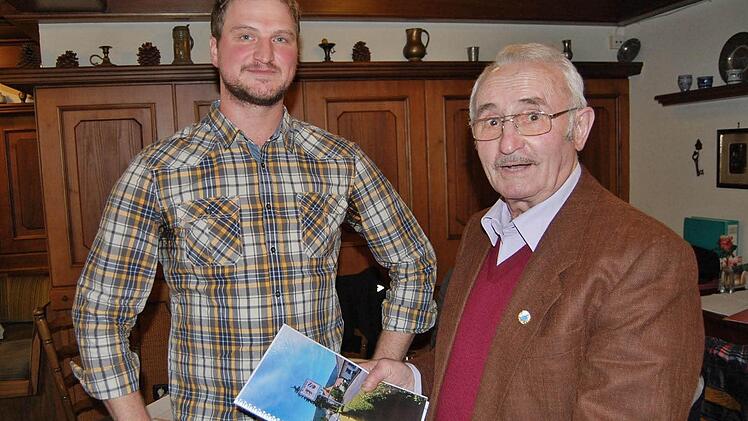 Steinachs Altbürgermeister Helmut Schuck (rechts) übergab Frank Schmitt eine Dokumentation über die 25-jährige Partnerschaft mit der Gemeinde Steinach in Niederbayern.