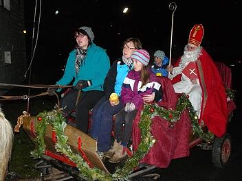 Der Nikolaus kam mangels Schnee mit der Kutsche nach Hohenberg. Foto: Klaus-Peter Wulf