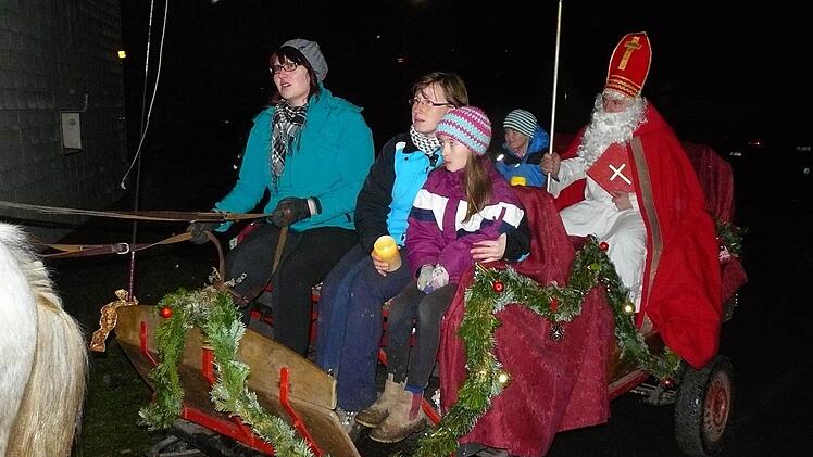 Der Nikolaus kam mangels Schnee mit der Kutsche nach Hohenberg. Foto: Klaus-Peter Wulf