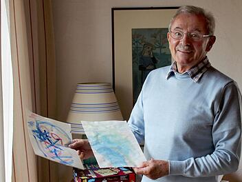 Manfred Raum ist stolzer Opa von drei Nachwuchskünstlerinnen. Die Kunstwerke seiner Enkeltöchter werden selbstverständlich sorgfältig aufgehoben.  Foto: Mariell Dörrschmidt