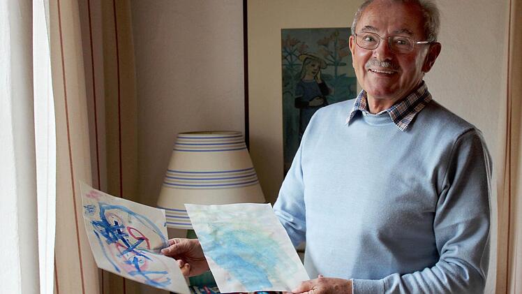 Manfred Raum ist stolzer Opa von drei Nachwuchskünstlerinnen. Die Kunstwerke seiner Enkeltöchter werden selbstverständlich sorgfältig aufgehoben.  Foto: Mariell Dörrschmidt