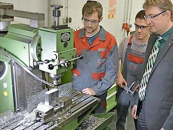 In der Lehrwerkstatt lernen Matthias Höh (links) und Nico Beyerlein die Grundlagen der Metallbearbeitung. Stefan Zaigler (rechts) ist stolz auf seine Azubis. Foto: Dagmar Besand
