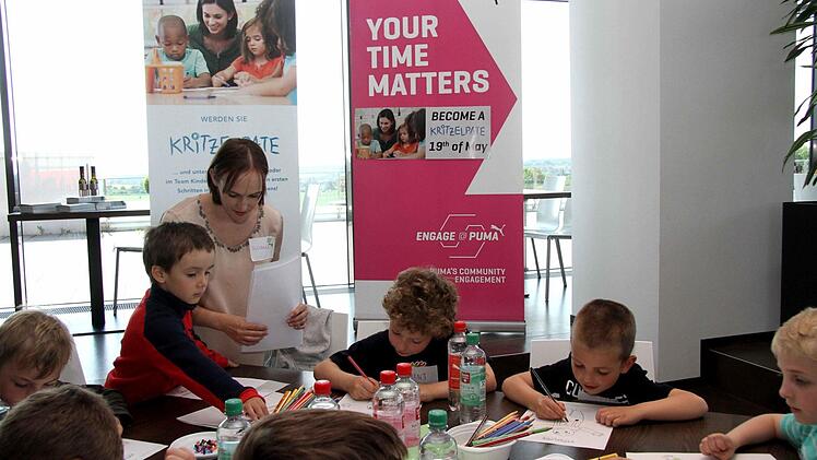 Viele Puma-Mitarbeiterinnen hatten sich als "Kritzelpaten" zur Verfügung gestellt. Foto: Richard Sänger
