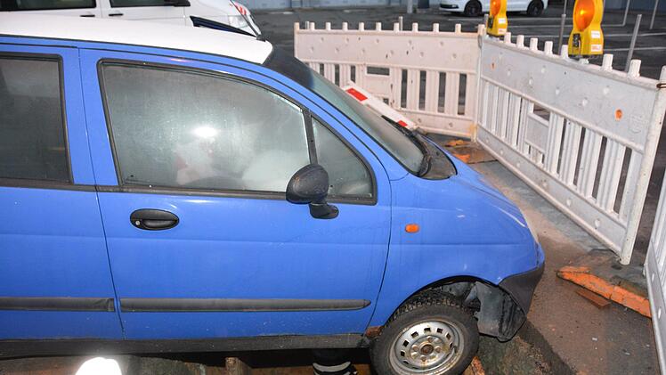 Hindernis zu spät erkannt: Kulmbacher landete mit seinem Auto in einer Baugrube. Foto: Dagmar Besand