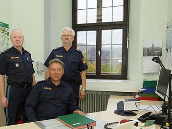 Abschiedsfoto in der Polizeiinspektion Hammelburg (von links): Alfons Hausmann, Günther May und Günther Sachs.Foto: Arkadius Guzy