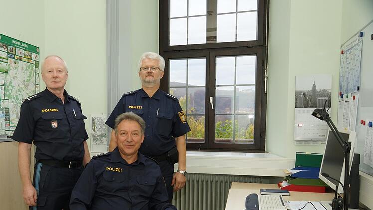 Abschiedsfoto in der Polizeiinspektion Hammelburg (von links): Alfons Hausmann, Günther May und Günther Sachs.Foto: Arkadius Guzy