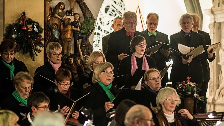 Die Sängervereinigun Bad Rodach und das Collegium musicum Hildburghausen unter der Gesamtleitung von Kirchenmusikdirektor Torsten Sterzik gestalteten ein Konzert in der Kirche St. Salvator in Untersiemau.Foto Jochen Berger