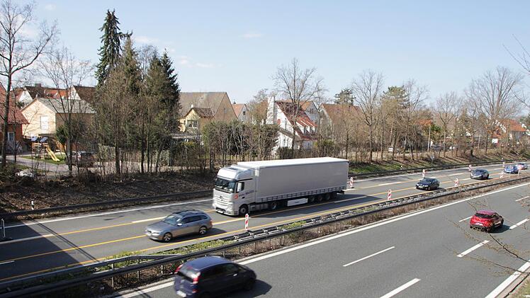 Auf der A 3 am Kreuz F&uuml;rth-Erlangen touchierten sich zwei Autos. Mit hoher Geschwindigkeit fl&uuml;chtete ein Beteiligter. Foto: Andreas Dorsch