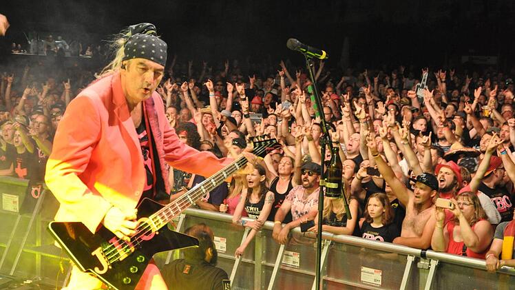 Die Pink-Metaller um Veit "Vito C." Kutzer reißen die Anhänger nicht nur durch Blödelsongs, sondern auch mit perfekter Instrument-Beherrschung mit