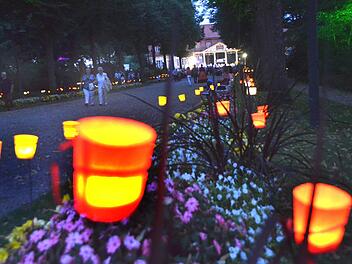 Einige tausend farbige Lichter säumten an diesem Abend die Wege in Bad Bocklets Kurgarten.Peter Rauch