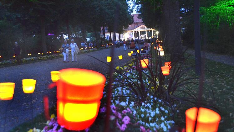 Einige tausend farbige Lichter säumten an diesem Abend die Wege in Bad Bocklets Kurgarten.Peter Rauch