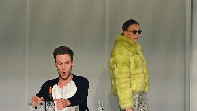 Denis Grafe (l.) und Clara Kroneck in der Bamberger Inszenierung von "Sieben Nächte"  Foto: Martin Kaufhold