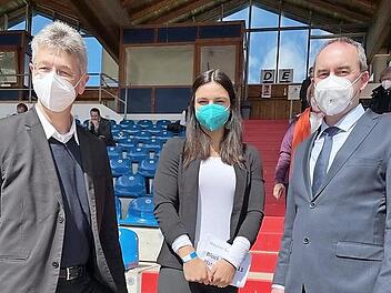 Anna-Carina Häusler mit dem bayerischen Wirtschaftsminister Hubert Aiwanger (rechts) und Kultusminister Michael Piazolo