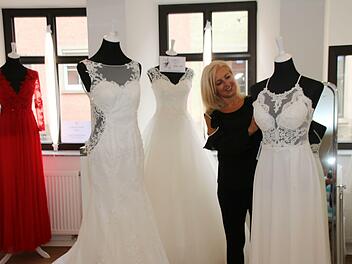 Antje Abeska führt ein Geschäft für Braut- und Damenmode in der Veit-Stoß-Straße 23. Die Modedesignerin hat mit einer Änderungsschneiderei im Fränkischen Hof begonnen.