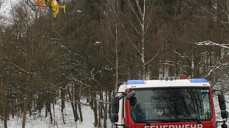 Der Rettungshubschrauber fliegt weg.