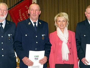 Das Feuerwehrehrenzeichen des Freistaats für 40 Jahre Dienstzeit erhielten Hubert Pfeiffer, Horst Pfeiffer und Lorenz Seufert von Landrätin Tamara Bischof.