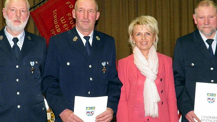 Das Feuerwehrehrenzeichen des Freistaats für 40 Jahre Dienstzeit erhielten Hubert Pfeiffer, Horst Pfeiffer und Lorenz Seufert von Landrätin Tamara Bischof.