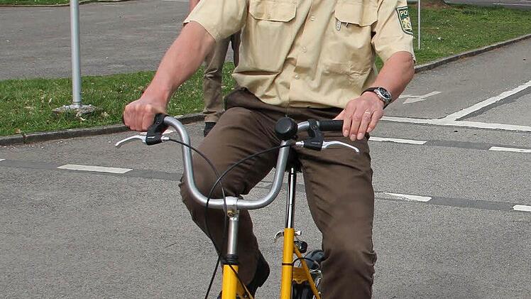 Verkehrserzieher manfred Stühler weiß, wie man richtig Fahrrad fährt.