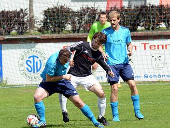 Kreisliga 1 ER/PEG: Kaum ein Durchkommen fanden die Tennenloher (schwarze Trikots) gegen den Tabellenvierten aus Uttenreuth und fühlten sich um einen Elfmeter betrogen. Fotos: herzopress