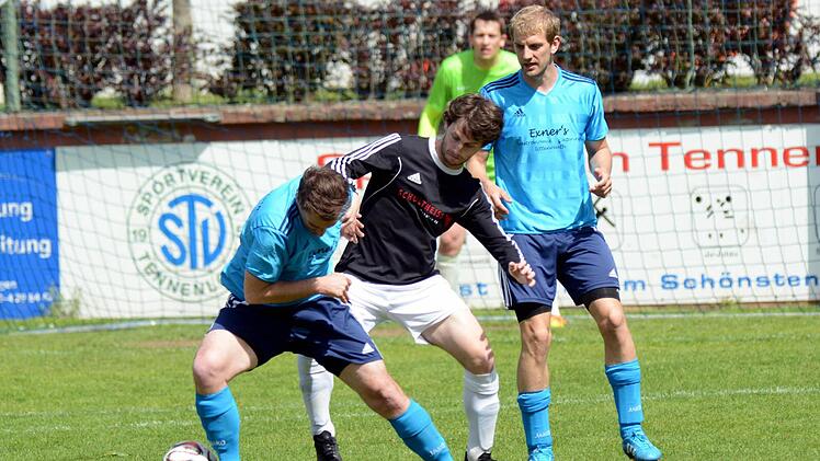Kreisliga 1 ER/PEG: Kaum ein Durchkommen fanden die Tennenloher (schwarze Trikots) gegen den Tabellenvierten aus Uttenreuth und fühlten sich um einen Elfmeter betrogen. Fotos: herzopress
