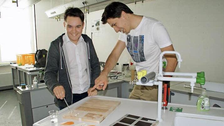 Toni Oehm präsentiert seinem Physiklehrer Marco Hartmann seine Forschungsarbeit, mit der der 14-Jährige beim Landeswettbewerb von "Jugend forscht" den Bezirk Unterfranken vertrat und den dritten Platz belegte.