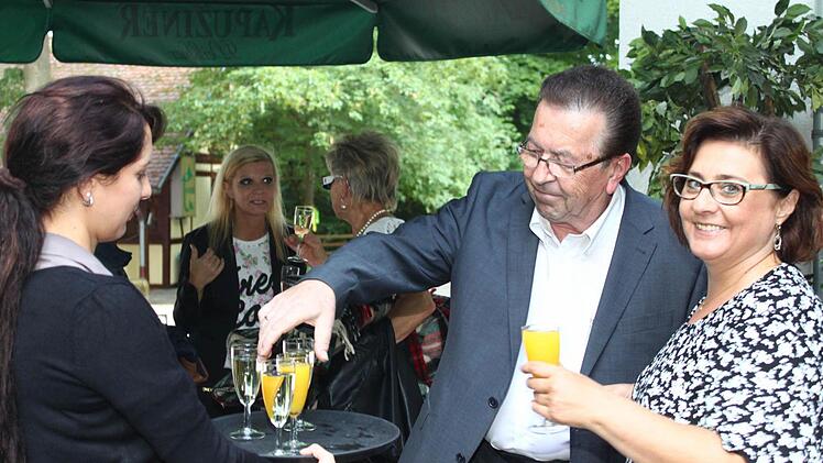 Ein Gläschen Sekt zur Begrüßung.   Foto: Jürgen Gärtner