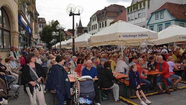 Sehr gut besucht war das Bad Kissinger Weinfest bei der Eröffnung am Donnerstagabend.  Foto: Peter Rauch