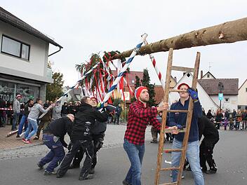 Die Burschen packten alle kräftig mit an, um ihre Fichte gemeinsam aufzustellen.  Fotos: Sonja Werner