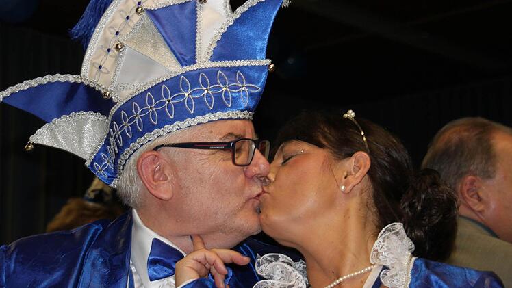 Haben sich ganz toll lieb: Prinz Rüdiger I. (Gust) und Prinzessin Andrea II. (Auring) aus Kasendorf. Foto: Stephan Stöckel
